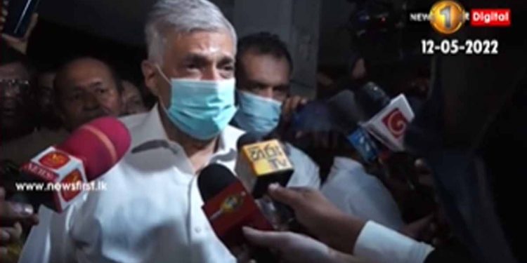 රනිල්ගෙන් දිගට හරහට ප්‍රශ්න කරයි! උත්තර දෙයි! නොදෙයි! ටිකක් කේන්තිත් යයි! (VIDEO)