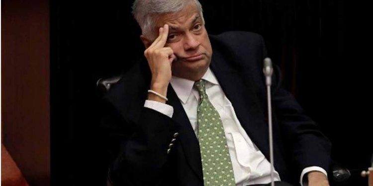 තවමත් ‌‌ආණ්ඩුව හසුරුවන්නේ බැසිල්! එහෙම තියෙද්දි අපිට ඇමැතිකම් ගන්න බෑ! විපක්ෂ මන්ත්‍රීවරු අද උදේම ගිහින් රනිල්ට දැනුම් දෙයි!