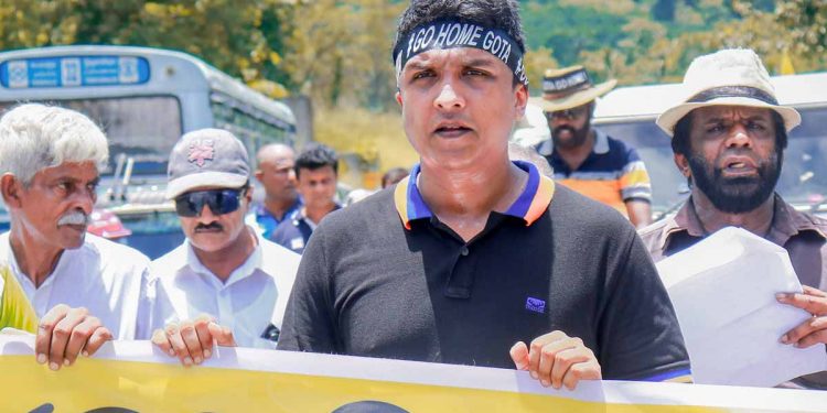 සුමන්තිරනුයි කවිරත්නයි එක දවසින් පාර්ලිමේන්තුවේ ඩීල්කාරයෝ හෙළිකරපු හැටි රෙහාන් සුද්ද සිංහලෙන් කියයි! (VIDEO)