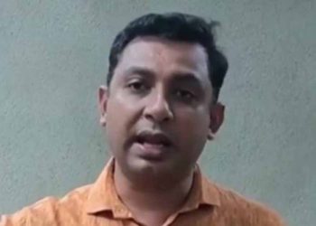 මිනිස්සුන්ගේ අරගලය හමුවේ ගිලෙමින් හිටිය රාජපක්ෂලා රැකගන්න රනිල් ඉස්සරහට දැම්මා! හැම පැයකම රනිල් රාජපක්ෂලාගේ රැකවලා බව ඔප්පු කරනවා! (VIDEO)