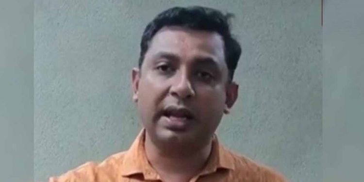 මිනිස්සුන්ගේ අරගලය හමුවේ ගිලෙමින් හිටිය රාජපක්ෂලා රැකගන්න රනිල් ඉස්සරහට දැම්මා! හැම පැයකම රනිල් රාජපක්ෂලාගේ රැකවලා බව ඔප්පු කරනවා! (VIDEO)