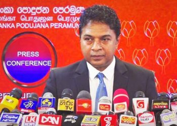 පහුගිය ඡන්දෙදි ඔබලා රනිල් මහ බැංකුව කොල්ල කෑවා කියලනේ ඡන්දෙ දින්නේ! දැන් ඕගොල්ලොම එයාව අගමැති කළාම ඒක හරිද? පොහොට්ටු ලේකම් සාගරගෙන් ඇහුවම දෙන උත්තරේ! අනේ ටිකක් අහල බලන්නකො! (VIDEO)