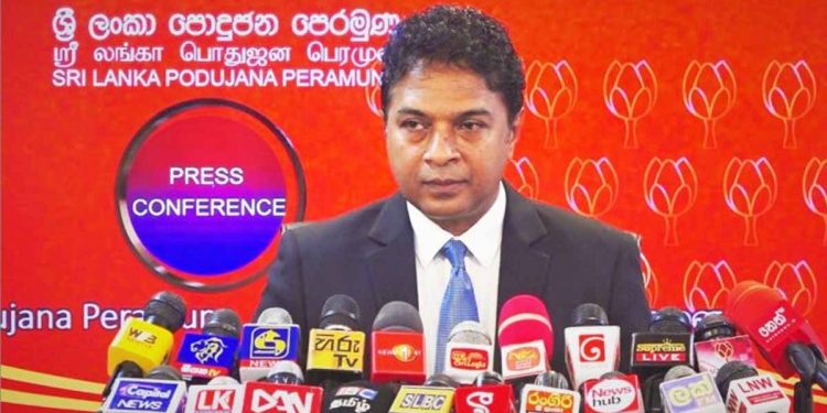 පහුගිය ඡන්දෙදි ඔබලා රනිල් මහ බැංකුව කොල්ල කෑවා කියලනේ ඡන්දෙ දින්නේ! දැන් ඕගොල්ලොම එයාව අගමැති කළාම ඒක හරිද? පොහොට්ටු ලේකම් සාගරගෙන් ඇහුවම දෙන උත්තරේ! අනේ ටිකක් අහල බලන්නකො! (VIDEO)