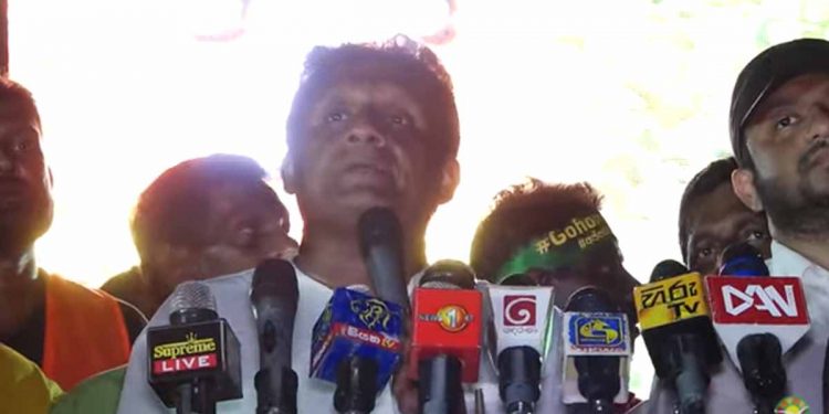 පොහොට්ටුවේ මන්ත්‍රීලා 10ක් ගිහින් මහානායක හිමිවරු හමුවෙලා ප්‍රශ්න ඔක්කොම මමයි-අනුරයි නිසා කියලා! මේ රට විනාශ කළේ මේ ආණ්ඩුව කියලා අමතක වෙලා! ලබන සතියේ ජනාධිපති අගමැති මුලු ආණ්ඩුවම ගෙදර යවන්න අපි විශ්වාසභංග 2ක්ම ගේනවා! (VIDEO)