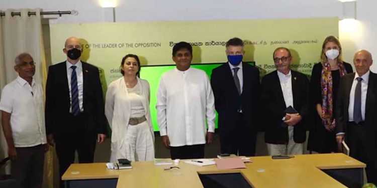 ඇයි මේ බලවත් රටවල තානාපතිවරු එහෙට මෙහෙට දුවන්නේ! යුරෝපයේ බලවත්ම රටවල්වල තානාපතිවරු ඔක්කොම එකට ගිහින් සජිත් මුණගැහෙයි! (VIDEO)