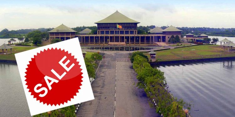 සේල්.. සේල්.. සේල්..! මන්ත්‍රීවරු ඇමැතිකම්වලට සේල්! රුපියල්වලින් නෙමෙයි වැඩේ යන්නෙ ඩොලර්වලින්! ව්‍යාපාරික ලෝකේ රාජපක්ෂ ගජමිතුරන් යමරෙට වැඩ! හර්ෂණ කරන මේ හෙළිදරව්ව ඇහුවාම ඇත්තටම ලැජ්ජා හිතෙනවා! (VIDEO)