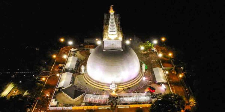 රජ්ජුරුවොවත් ‌කෙරුවෙ නෑ! අටමස්ථානය නමස්ථානය කරපු සඳහිරුසෑය ලංකාවට අපලද?