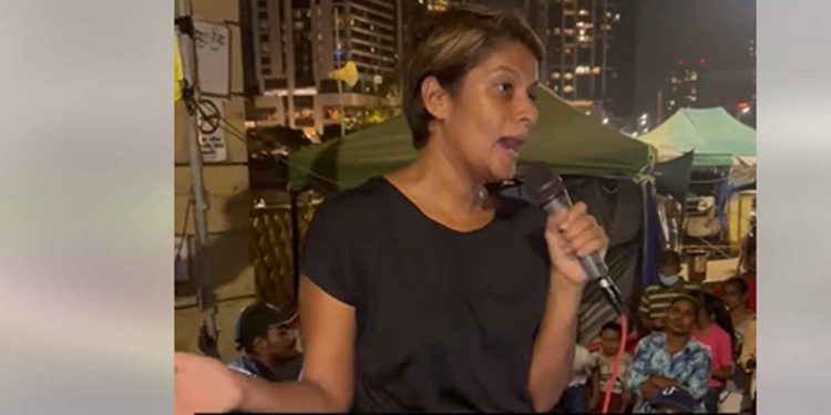 සංගාගේ බිරිඳ අරගල වේදිකාවට නගී! (VIDEO)