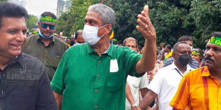ජයඝෝෂා මැද අත්පොළසන් මැද ෆීල්ඩ් මාෂල් ඊළඟ යුද්ධය ඉවර කරන හැටි කියයි! සහෝදරවරුනි අපේ ආණ්ඩුවක් යටතේ මේ රටේ හොරා කාපු හැම එකක්ම අපි අල්ලනවා! උන් හොරා කාපු සල්ලිත් මේ රටට අරන් එනවා! කොහේ හැංගිලා හිටියත් උන්ට හිර ගෙට යන්න වෙනවා! (VIDEO)