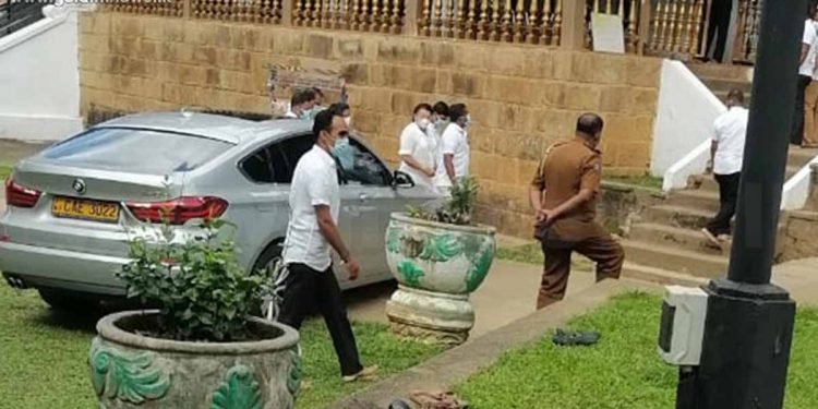 අගමැති බිරිය ශිරන්ති දැඩිමුණ්ඩ දේවාලයට ගිහින් බාරයක් වෙයි!