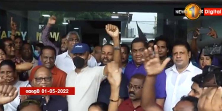 ආණ්ඩුවත් එක්ක හිටපු ශ්‍රීලනිපය ‌මේ පාර පක්ෂ මූලස්ථානය ඇතුළේ මැයි දිනය සමරයි! (VIDEO)