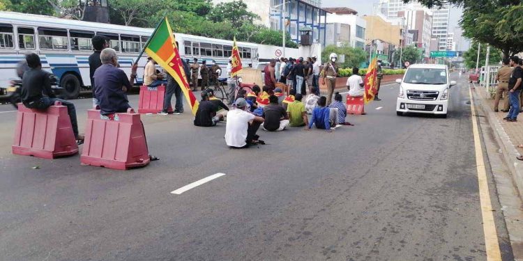 මැයි දිනය දා පාන්දරම අරලියගහ මැදුරේ ‘මයිනාගෝගම’ අට්ටාලය පොලිසියෙන් ගලවා විසි කරයි! පොලිස් නිලධාරියෙක් අඬයි! (VIDEO)
