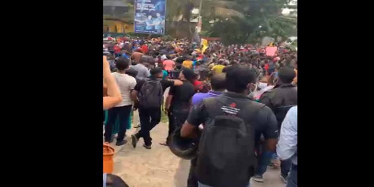 අවිස්සාවේල්ලේ කර්මාන්ත පුරයේ වැඩ නවතී! ඔක්කොම එළියට බහී! ගෝඨාට යන්න කියයි! (VIDEO)