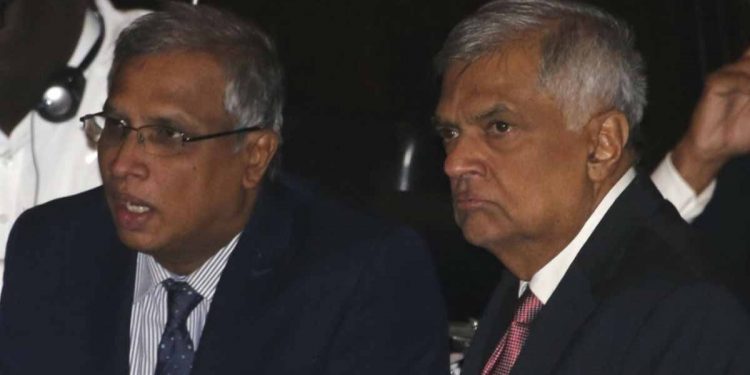 රනිල් ගැන අතිශය ලැජ්ජයි! ජනාධිපතිට එරෙහි යෝජනාව බලලා මුලින් එයා ජන්දය දෙනවා කිව්වා ! ට්විටර් එකකුත් දැම්මා! හැබැයි අද විරුද්ධව ජන්දය දුන්නා! එදයි අදයි වෙනස එයාට අගමැති රස්සාව ලැබීම පමණයි! මේ මොන ජාතියෙ ගේම් ගහන්නෙක්ද? සුමන්තිරන් පාර්ලිමේන්තුවේදී රනිල් ගහපු ගේම් එක හෙළිකරයි! (VIDEO)