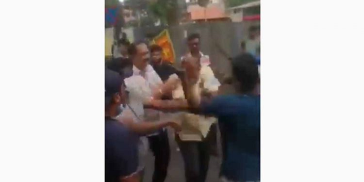 දේශබන්දු තෙන්නකෝන්ට එලව එලව පහර දෙන වීඩියෝව මෙන්න! (VIDEO)