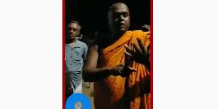 මෙන්න පුදුම හිතෙන කතාවක්! රටක් වටින කතාවක් තිත්තගල්ලේ ආනන්දසිරි හාමුදුරුවො ගෝඨාගමට ඇවිත් කරයි! පන්සල්වලට හාමුදුරුවරුන්ට අභියෝගයක්! දුමින්ද දිසානායක ගැනත් මාර කතාවක් කියයි! (VIDEO)