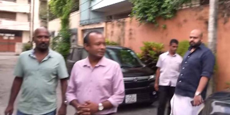 මෙන්න රටට හොඳ පණිවුඩයක්! අරගලයේ නියමුවෝ පෙරටුගාමීන් සජබෙ සහ TNA එක සමග සාකච්ජා ආරම්භ කරයි! ඔක්කොම එක තැනකට ඇවිත් මහා සටනකට සූදානම් වීමක්ද? ඇමැති කටු කන්න හදන එවුන්ට දෙයියන්ගෙම පිහිටයි! (VIDEO)