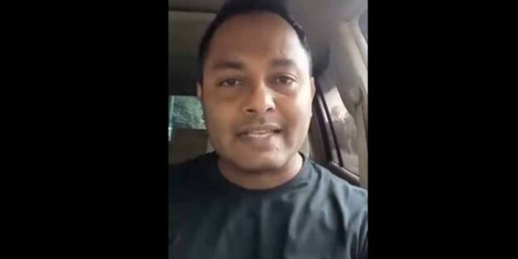 මචන්…! මේක හොඳට අහගනිල්ලා! අපි ආදරයෙන් පටන් ගත්ත අරගලය ඇතුළට දේශපාලන කණ්ඩායම්-මංකොල්ලකාරයො-කුඩ්ඩො සහ හොරු රිංගලා! උන් උන්ගෙ න්‍යාය පත්‍ර ක්‍රියාත්මක කරන්න පටන් අරන්! මචන් පරිස්සම් වෙයන්! මේකට අහුවෙන්න එපා! අරගලයේ මුල ඉඳන් හිටපු විශ්වලංකා හදිසි යූටියුබ් පණිවුඩයක් තියයි! (VIDEO)