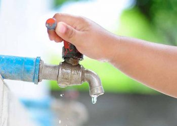 අපි වෙලාවට වතුර බිල ගෙව්වෙ නැත්නම් බොන්නවත් වතුර නෑ! ඒ වුණාට දේශපාලකයන් 85 දෙනෙක් කෝටි 2ක වතුර බිලට පොලු තියලා! අන්න තාමත් උන්ට මණ්ඩලෙන් වතුර දෙනවා!