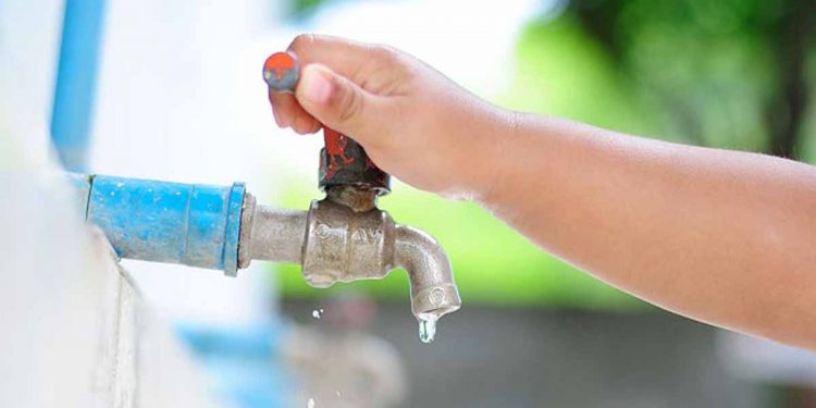 අපි වෙලාවට වතුර බිල ගෙව්වෙ නැත්නම් බොන්නවත් වතුර නෑ! ඒ වුණාට දේශපාලකයන් 85 දෙනෙක් කෝටි 2ක වතුර බිලට පොලු තියලා! අන්න තාමත් උන්ට මණ්ඩලෙන් වතුර දෙනවා!