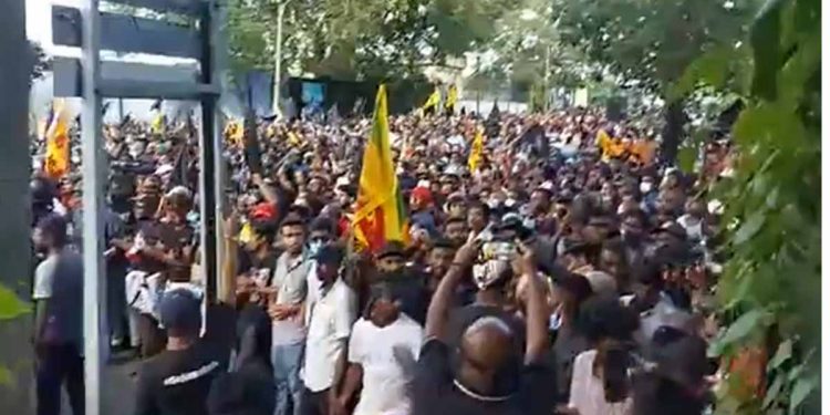 ‘රනිල් රනිල්.. රූකඩයා.. හැංගෙන තැන් හොයාගනිව්!’ අරගලකරුවෝ කොටුව හොල්ලයි! (VIDEO)