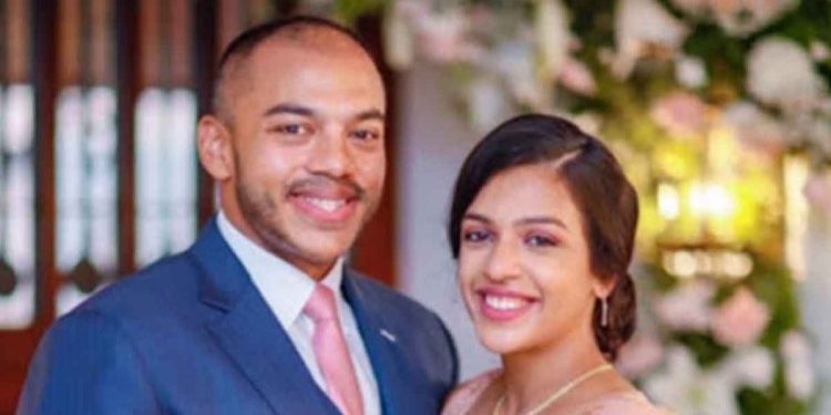 ගැටුම දා උදේම සිංගප්පූරු ගිය යෝෂිතයි බිරිඳයි යළි ලංකාවට එයි! ඇවිත් තියෙන්නේ කැප් තොප්පි දාගෙන අඳුරු ඇඳුම් ඇඳගෙන අඳුනගන්න බැරි විදිහට!