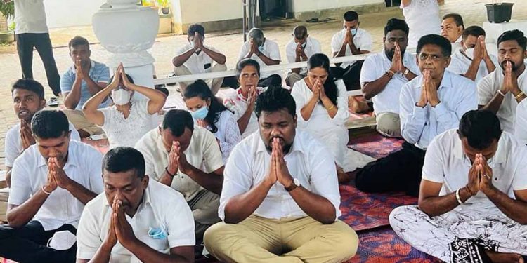 සුපුරුදු පරිදි කාල්ටන් නිවසේ ‌පෝ දා වැඩසටහන පවත්වයි! හැබැයි මේ පාර කිසිම රාජපක්ෂවරයකු නෑ! මහින්ද ත්‍රිකුණාමලේ සිට පණිවුඩයක් තියයි! (PHOTO)