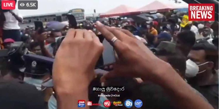 කැරලි මර්දනය කඩා පනී! ගෝල්ෆේස් අරගල භූමිය උණුසුම් වෙයි! (VIDEO)