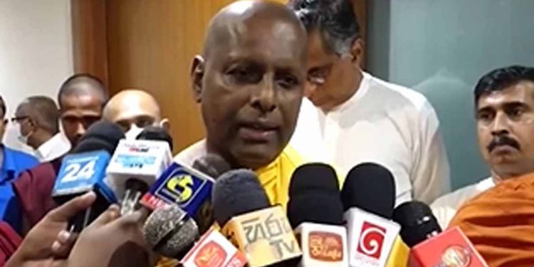 ඕමල්පේ නාහිමියන්ගේ සංඝ සමුළුව කැඳවූ හමුවට සියලු දේශපාලන නායකයන්-සිවිල් සංවිධාන එයි! බහුතරය එක හඬින් කියයි! ගිහින් කියන්න ජනාධිපතිට අයින් වෙන්න කියලා! (VIDEO)