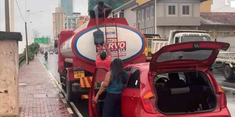 මැරීන් ඩ්‍රයිව් එකේ තෙල් බවුසරයක් නවත්වා බූලිවලින් තෙල් අදියි! තෙල් ගත්තේ දොස්තර කෙනෙක්! (VIDEO)