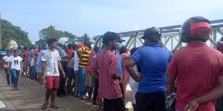 පෙම්වතියගේ පියාගේ තිරිසන් ගුටි ඇනිල්ලෙන් බේරෙන්න කළු ගඟට පැන්න අවුරුදු 18 කොල්ලා වතුරේ නොපෙනී යයි! දුවගේ ෆෝන් එකෙන්ම SMS යවා ගෙන්වාගෙන! සිරුර සොයන්න පොලිස්-නාවික මෙහෙයුමක්!