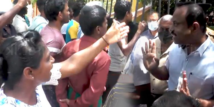 තෙල් ඉල්ලා මිනිස්සු නියෝජ්ය කතානායක සිටි ගොඩනැගිල්ල වටලයි! මිනිස්සු තෙල් ඉල්ලයි! කතානායකතුමා අසරණ වෙයි! ”නැව් නැත්නම් මං කොහොමද දෙන්නෙ” අහයි! මිනිස්සු ඒවටත් හොඳ උත්තර ටිකක් දෙයි! (VIDEO)