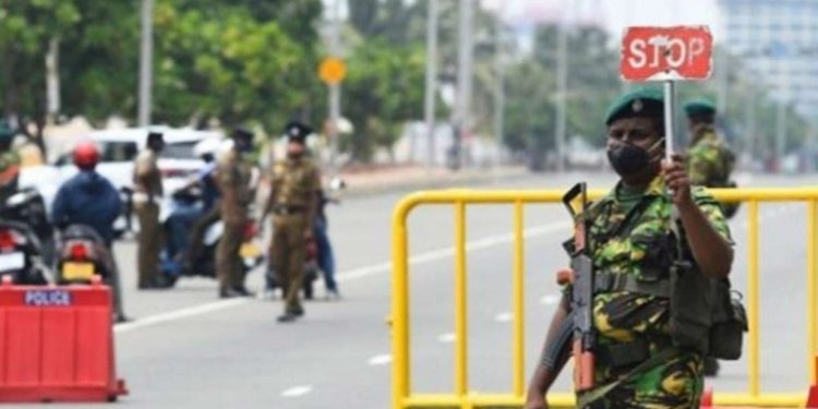 මේක මොන රටක්ද? මේක මොන නීතියක්ද? මිනිහෙකුට නිදහසේ බැංකුවට ගිහින් සල්ලි ගන්න එකටත් බැරියර් දාලද? (VIDEO)