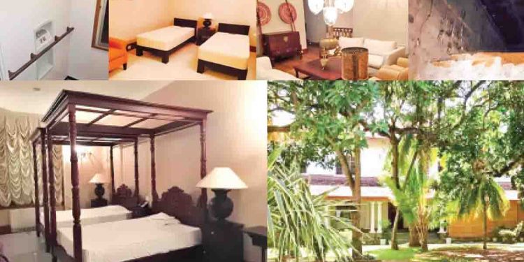 පොළොව යටට තට්ටු දෙකයි, ඇතුළට යන්න රහසිගත දොරක්, යටම තට්ටුවට යන්නත් රහස් දොරක්, පැය 24ම A/C ක්රියාත්මකයි, ඉතාලියෙන් ගෙන්නපු සුපිරි ගෘහ භාණඩ-විදුලි උපකරණ-බල්බ්, බිත්ති හදලා තියෙන්නේ අඩි 4ක් ඝනකම් කොන්ක්රීට්වලින්, බංකරේ සිට පෝට්සිටියට යන්න උමගක්, වියදම බිලියන 3ක්, මාසෙ විදුලි බිල ලක්ෂ 30ක්, අයියාට හදපු මල්ලි හැංගිලා ඉන්න කොටුවෙ බංකරේ මෙන්න විස්තරේ