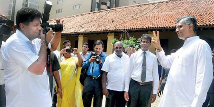 සජබෙන් ජන්දෙ ඉල්ලලා පාර්ලිමේන්තු ආ චම්පික ස්වාධීන වෙයි!
