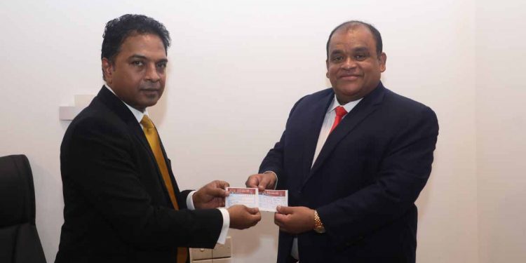 ධම්මික පොහොට්ටුවේ සාමාජිකත්වය ගනී!