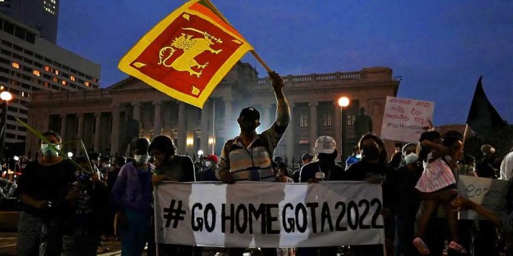 ගෝල්ෆේස් අරගලයට යළිත් පණ එයි! මහා ජනකායක් පෙළපාලිවලින් භූමියට එයි! මහා සටනක ආරම්භයක් වගේ! (VIDEO)