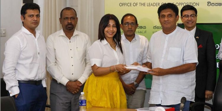 ප්‍රේමදාස ජනාධිපති හදපු ඇඟලුම් කර්මාන්ත 200 හිමිකරුවන් සජිත් මුණගැහෙන්න කාර්යාලයට එයි! 83/93 යුද්ධ දෙකත් ඇදිලා එයි! යුද්ධ මැද කරපු වැඩත් කතාවෙයි! (VIDEO)