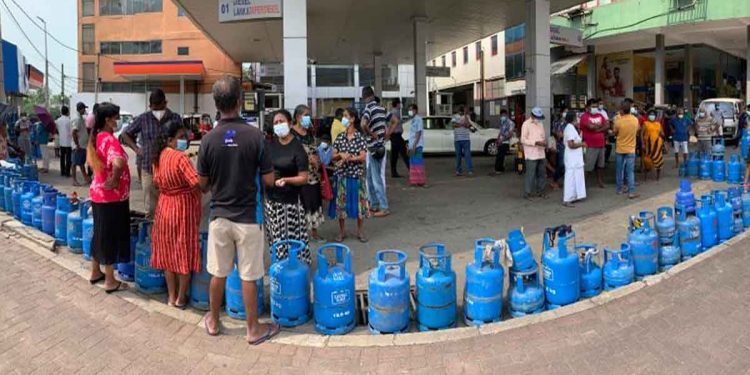 මිනිස්සු ගෑස් නැතිව දුක් විඳිද්දී, ගෑස්වලින් ගහන මහා ගැහිල්ලක් ගැන-රනිල්, සාගල, අලුත් ලිට්රෝ සභාපති ගැන මහා හෙළිදරව්වක් කරයි! අහන්න පුදුම හිතෙනවා! (VIDEO)