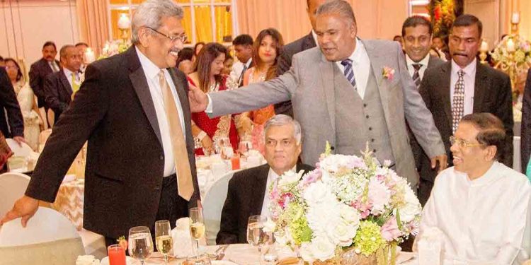 අපි හොරු නැති කරන අරගලය පටන් ගත්තෙ 2015 ජනවාරි 8..! මාස තුනෙන් රනිල් ආවා හොරු රැක්කා! මහබැංකුව කැඩුවා! මම නම් එයාට අගමැති කියන්නෙත් නෑ! දැන් ආයෙත් හොරු ටික හොරු එක්ක එකතුවෙලා! මං මැරෙන්න බයත් නෑ! කියන්න බයත් නෑ! ඩඩ්ලි…! (VIDEO)