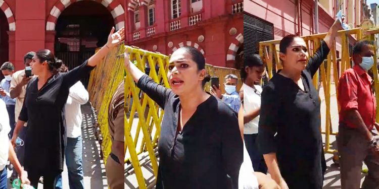 හිරුණිකා කාන්තාවන් දෙන්නෙක් එක්ක කොටුවට ගියාම පොලිසිය කලබල වෙයි! ජනාධිපති මන්දිරය පැත්තට යන්න බැරි වෙන්න බැරියර් දාලා පාර වහයි! (VIDEO)