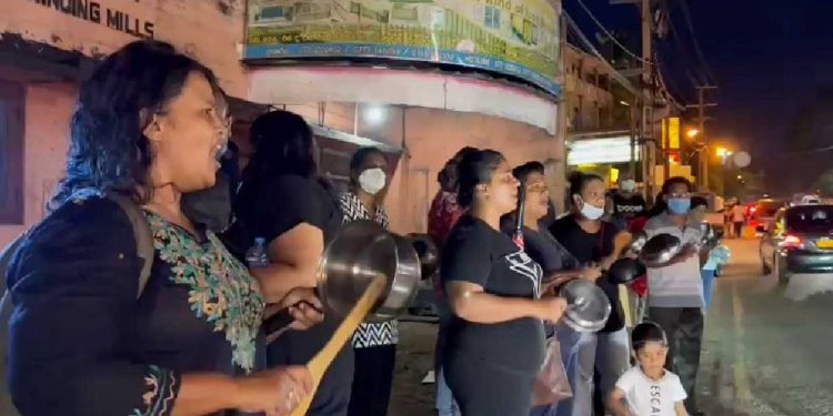 පහුගිය දවස්වල නොපෙනී හිටපු අරගලය පටන්ගත්තා! කොහුවල ජනතාව ආයෙත් පාරට එයි! මේ අගමැතිව අපි ඉල්ලුවෙ නෑ! යනව කියපු ආණ්ඩුව ගියෙත් නෑ! අපි ආයෙත් සටන පටන්ගත්තා! මිනිස්සුන්ගෙ සටන ඉවර නෑ! තේරුම් ගනිල්ලා…! (VIDEO)