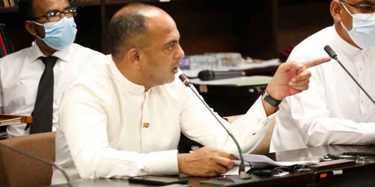 ලංවිම සභාපතිට වැඩේ පත්තු වෙයි! කෝප් එකට ඇවිල්ලා කියපු දේවල් එහෙම අස්කරගන්න බෑ! කමිටු සාමාජික මරික්කාර් ප්‍රකාශයක් කරයි! (VIDEO)
