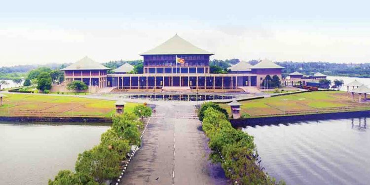 තෙල් වලට 315 000, වාහන 3ක් නිල නිවාසයක්, 40 000ක දුරකතන දීමනාවක්, මාස තුනකට 87 000ක මුද්දර, 54 285ක මන්ත්‍රී දීමනාවක්, 15ක කාර්ය මණ්ඩලයක්, පඩි එපා කියලා තඩි වාසි ගන්න මැති ඇමැති රොත්ත…