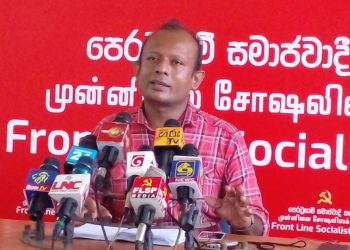 වෙළෙඳ ඇමැති බෑ කියනවා! ගෑස් සභාපති නෑ කියනවා! තෙල් ඇමැති සොරි කියනවා! අගමැති කියනවා අමාරුයි කියනවා! මේ හැත්ත බුරුත්තම එළවන්න ඕනේ! රුසියන් ගුවන් යානාවේ ප්‍රශ්නෙට නාමල් අත්අඩංගුවට ගන්න ඕනේ! (VIDEO)