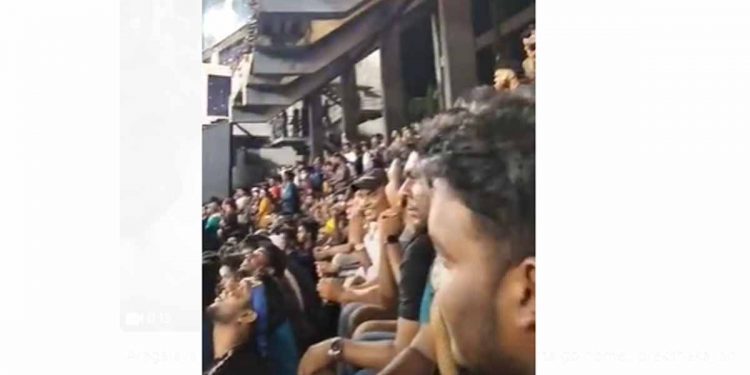 අරගලය ඛෙත්තාරාම ඇතුළට එයි! ගෝඨා ගෝ හෝම්!  ගෝඨා ගෝ හෝම්! ප්‍රේක්ෂකයන් කෑ ගසයි! (VIDEO)