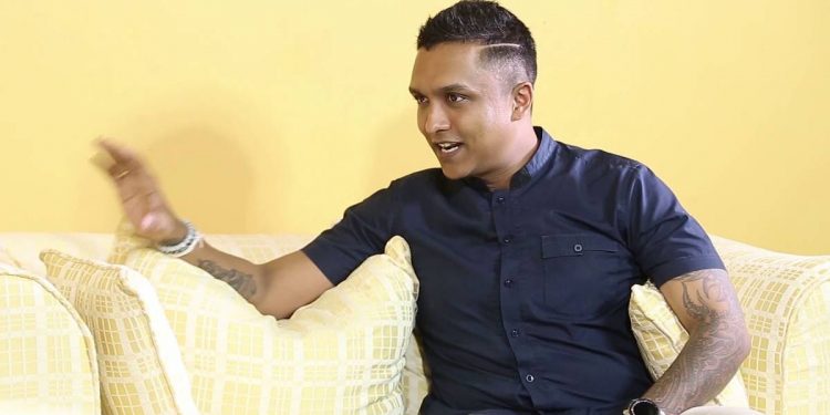 පොලීසියෙ අසාධාරණයට ලක්වෙන ඕනෙම කෙනෙක් පක්ෂ පාට භේද නෑ, ෆේස්බුක් එකෙන් මට පණිවුඩයක් එවන්න! නොමිලේම නීති සහාය ලබාදෙනවා! ඒ ගමන් අසාධාරණ වැඩ කරන පොලීසියෙ අයටත් බරපතළ පණිවුඩයක් දෙයි! රෙහාන්ගේ නිවේදනයට ඇහුන්කන් දෙන්න! (VIDEO)