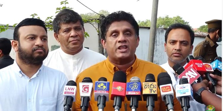 සිරගත කොට සිටින තරුණ අරගලකරුවන් බලන්න මන්ත්රීවරුනුත් අරගෙන සජිත් වැලිකඩ ඇතුළට යයි! එළියට ඇවිත් ආණ්ඩුවට හොඳටම ගහයි! (VIDEO)