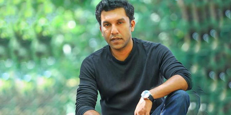 දැන් පෝලිම්වල මැරෙන එකත් පුරුද්දට යනවා! යකෝ දෙපැත්තට වෙලා ඉන්නෙ නැතිව, මේ චැනල්වලින් අපිව ගන්න එකක් නෑ කියලා හිතන්නෙ නැතිව, අපේ නාට්ය බලපු ජනතාව වෙනුවෙන් පාරට බැහැපල්ලා! ජනප්රියම කලාකරුවෙක් සහෝදර කලාකරුවන්ගෙන් ඉල්ලයි! (VIDEO)