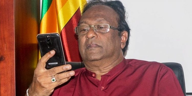 සරත් වීරසේකරට කුපිත වූ මිනිස්සු ‘හූ’ තියයි! එලවයි! (VIDEO)